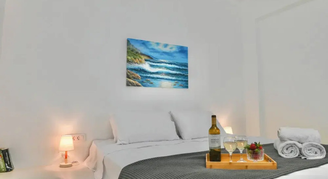 Serenite 2 Bd Santorini Getaway with Sea View, Prenota Appartamento Kamari Paro