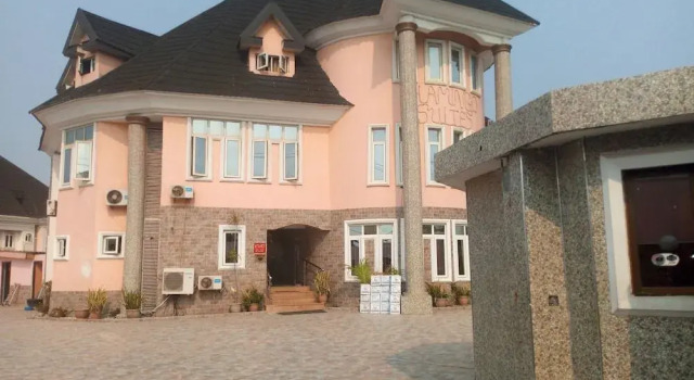 Flamingo Hotel & Suites, Varaa Hotelli Olute Amuwo Odofin