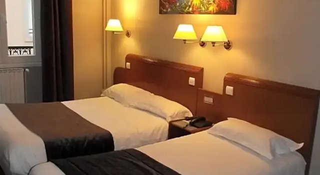 Трёхместный номер Standard Logis Hotel des Bourbons Montluçon Climatisé
