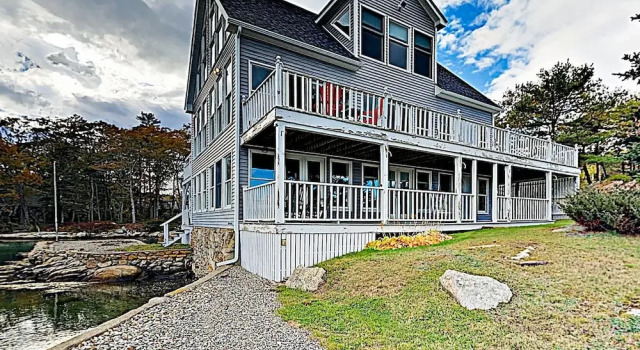 New Listing! Bayfront Getaway W/ Stunning Views 4 Bedroom Home, 预订 酒店 南波特 缅因州