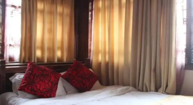 Lijiang Romantic Life Inn, Забронировать Отель Лицзян Юньнань, рядом с Улица Сквер-стрит Древнего города Даянь