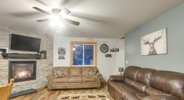 Коттедж с 3 комнатами с балконом Family Cabin w/ Fire Pit - 25 Miles to Yellowstone