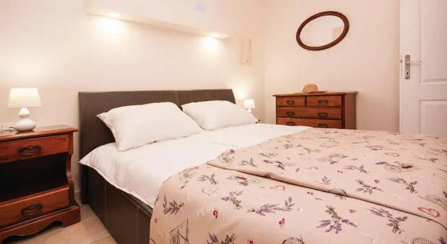 Amazing Home in Brodarica With Wifi and 3 Bedrooms