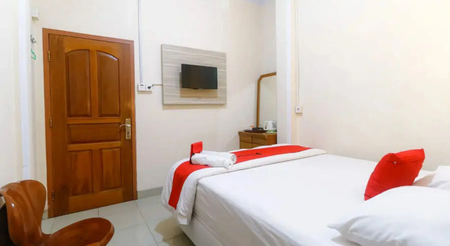 RedDoorz Plus near WTC Batanghari Mall