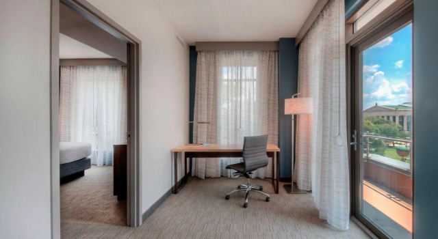 Двухместный люкс c 1 комнатой с балконом Residence Inn by Marriott Raleigh Downtown
