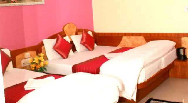 Трёхместный номер Deluxe Cottage Ganga Inn