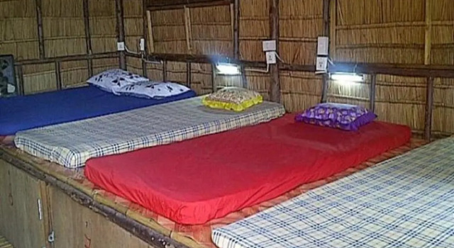 Кровать в общем номере New Phiman Riverview Guesthouse