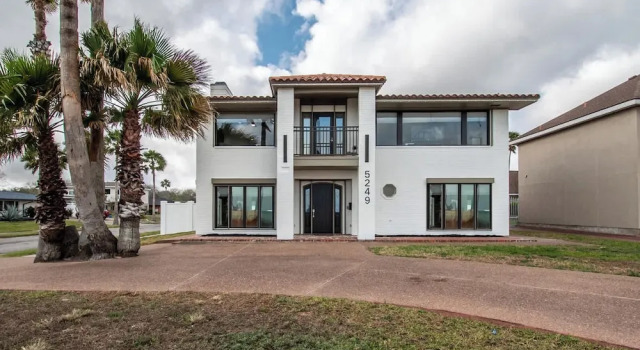 Coastal Paradise Beachfront House - Sleeps 26