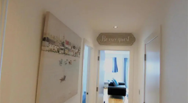 Seaview, Luxury apartment, 2 min walk to both Porth and Whipisderry beaches