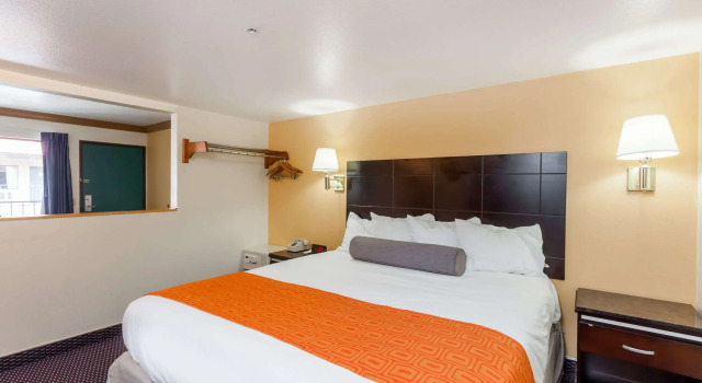 Howard Johnson by Wyndham Norco