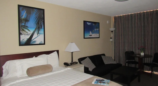 Четырёхместный номер Standard Cove Motel Oceanfront
