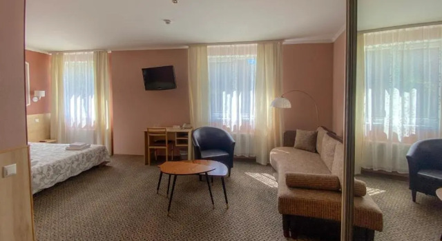 Полулюкс Hotel BEST with FREE PARKING