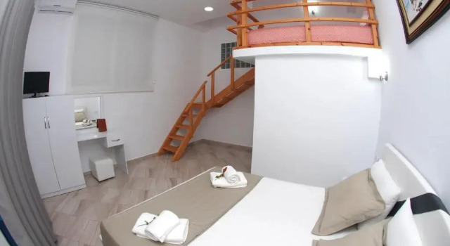 Четырёхместный номер Standard Дуплекс Hotel Chris