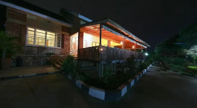 Papyrus Guest House, Book Pension Hoteller i Entebbe med parkering, Parkering