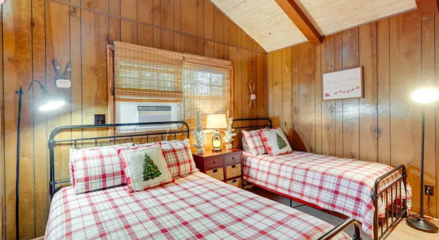 1 Mi to Gouldsboro State Park: Cabin w/ Deck!, Book Feriehus Sommerhuse i Pennsylvania, Hytte