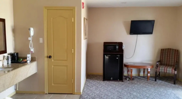 Lakeview Inn & Suites