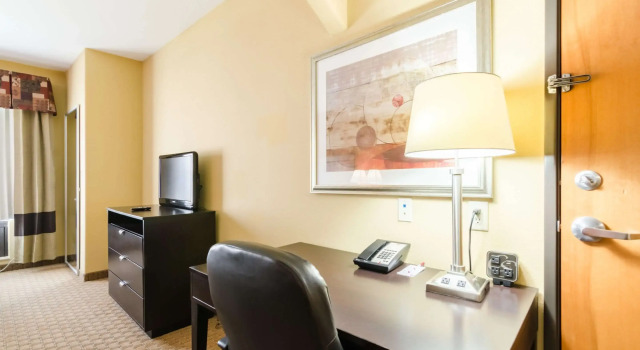 Четырёхместный люкс Comfort Suites Salina South
