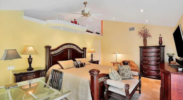 WH1074 3 Bedroom Holiday Home by Marco Naples Vacation Homes, Забронировать Вилла Отели Марко-Айленд 4 звезды, рядом с Marco Walk Plaza, 4*
