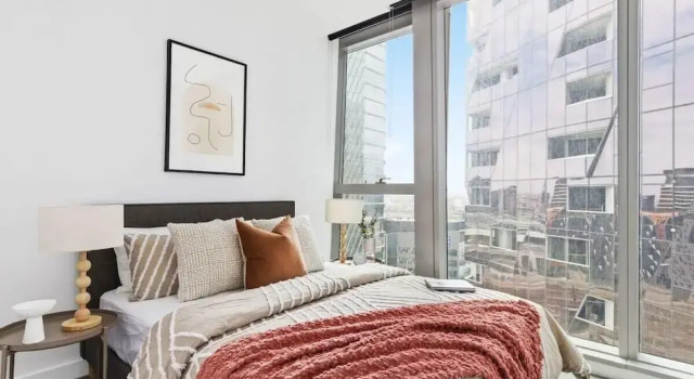 A Stylish 3BR Apt With Harbour Views, Free Parking