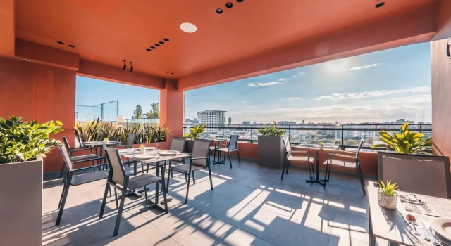 Апартаменты Breakfast Included at Regatta Living 505
