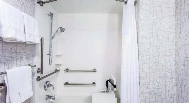 Четырёхместный номер Standard Holiday Inn Express Hauppauge-Long Island by IHG