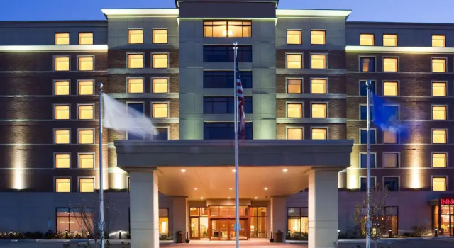 Crowne Plaza Milwaukee West, Rezervovat Hotel Wauwatosa Wisconsin