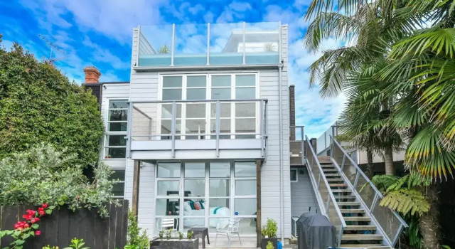 Designer Three Bedroom Home with Harbour Views, Забронировать Отель Отели Окленда с парковкой, рядом с Парк Окленд-Домен, Парковка