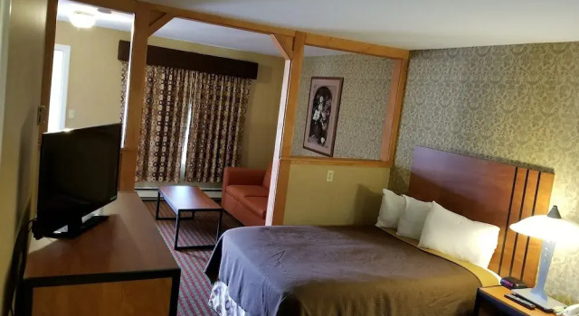 Четырёхместный люкс All Seasons Inn & Suites