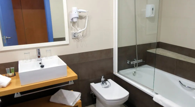 Трёхместный семейный номер Standard Hotel Alboran