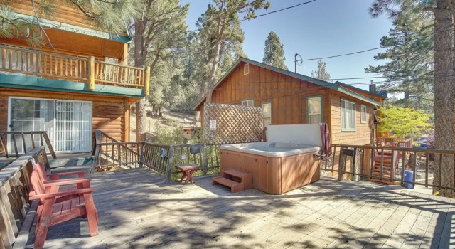 Коттедж Quaint Big Bear Home w/ Hot Tub: 4 Mi to Skiing!