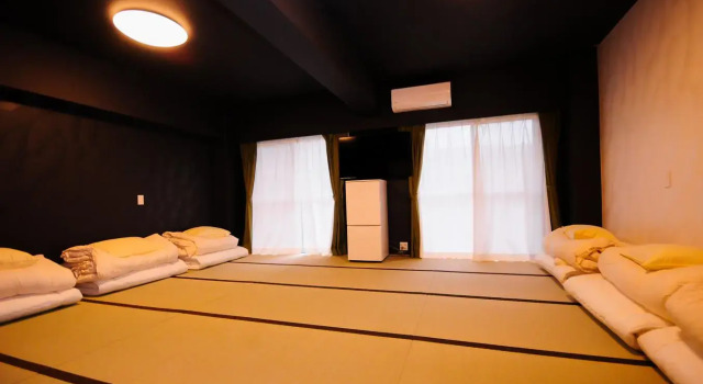 Кровать в общем номере Hotel Japanesque Fukuoka