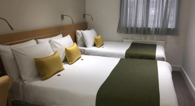 Трёхместный номер Standard Queens Park Hotel