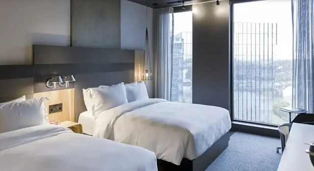 Четырёхместный номер Standard с красивым видом из окна Alt Hotel Calgary University District