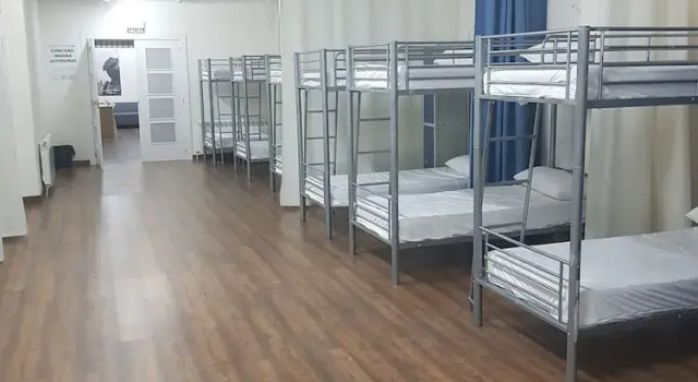 Albergue Turístico La Peregrina, Забронировать Отель Овьедо Астурия, рядом с Статуя Вуди Аллена