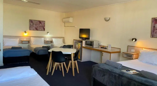 Семейный номер Standard Mid City Motor Inn
