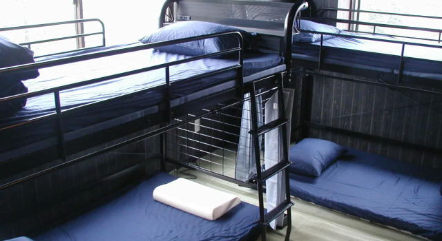 Кровать в общем номере (мужской номер) International Guesthouse Azure Narita