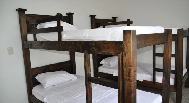 Cama en dormitorio compartido con vista al patio La Clave Hostel