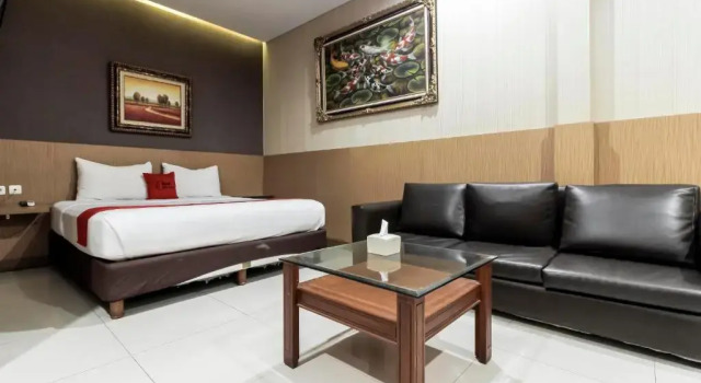 Suite junior RedDoorz Plus @ Tuparev Cirebon