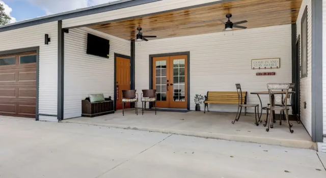Коттедж 1 Mi to Landa Park: New Braunfels Home w/ Patio!