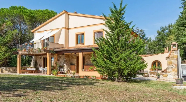 Soothing Holiday Home in San Vereno with BBQ, Varaa Hotelli San Venanzo Umbria