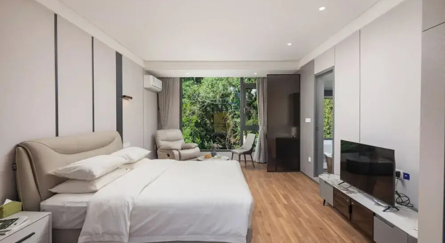 He She Courtyard Free pick-up train station stay 3 nights