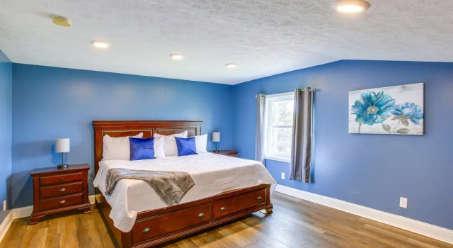Charming Cadillac Retreat w/ Private Hot Tub!, Đặt Khách sạn Cadillac Michigan
