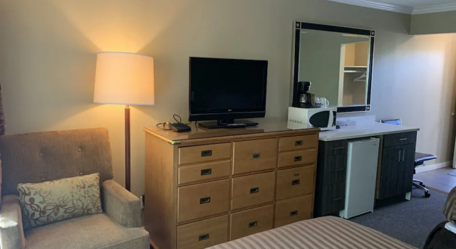 Четырёхместный номер Deluxe Okanagan Royal Park Inn by Elevate Rooms