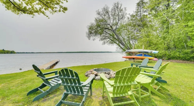 Cozy Carp Lake Cottage w/ Dock, Kayaks & Fire Pit, Varaa Lomakoti Carp Lake Michigan