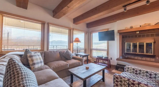 Recently Updated Plaza  3 Bedroom Condo - No Cleaning Fee! by RedAwning, Boek Hotel Crested Butte Crested Butte Mountain