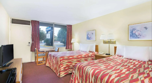 Четырёхместный номер Standard Bristol Parkway inn