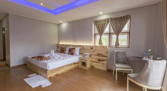 Двухместный номер Deluxe с балконом Hotel Mya Yar Pin