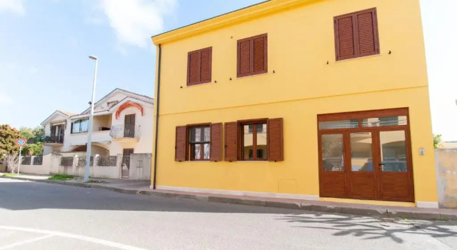 Welcomely - Yellow House, Забронировать Отель Отели Полуострова Синис с парковкой, Парковка