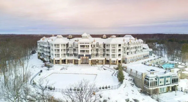 Полулюкс JW Marriott The Rosseau Muskoka Resort & Spa