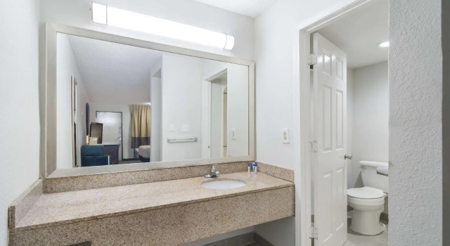 Четырёхместный номер Standard Rodeway Inn Lumberton Central